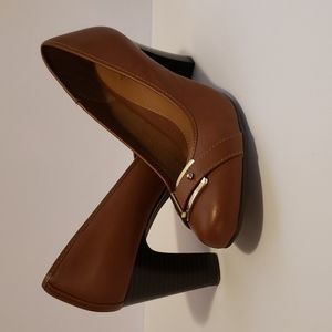 NWT EüroSoft by Söfft Brown Buckle Round Toe Pumps
